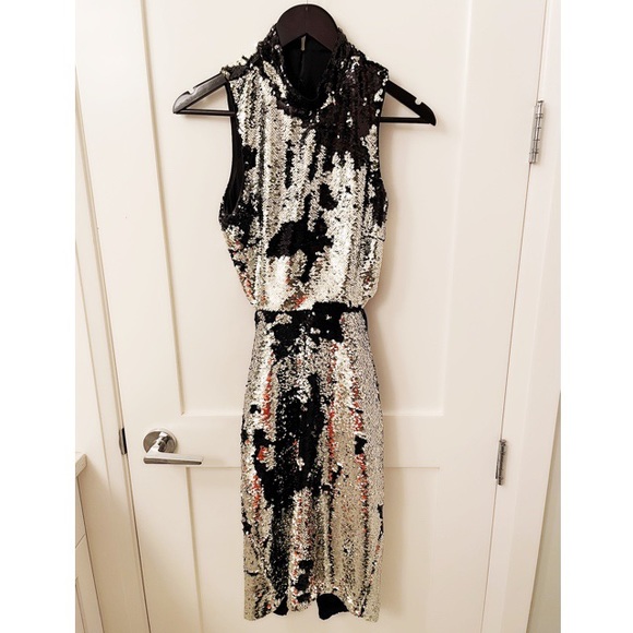 H&M Dresses & Skirts - Black and gold sequinned dress